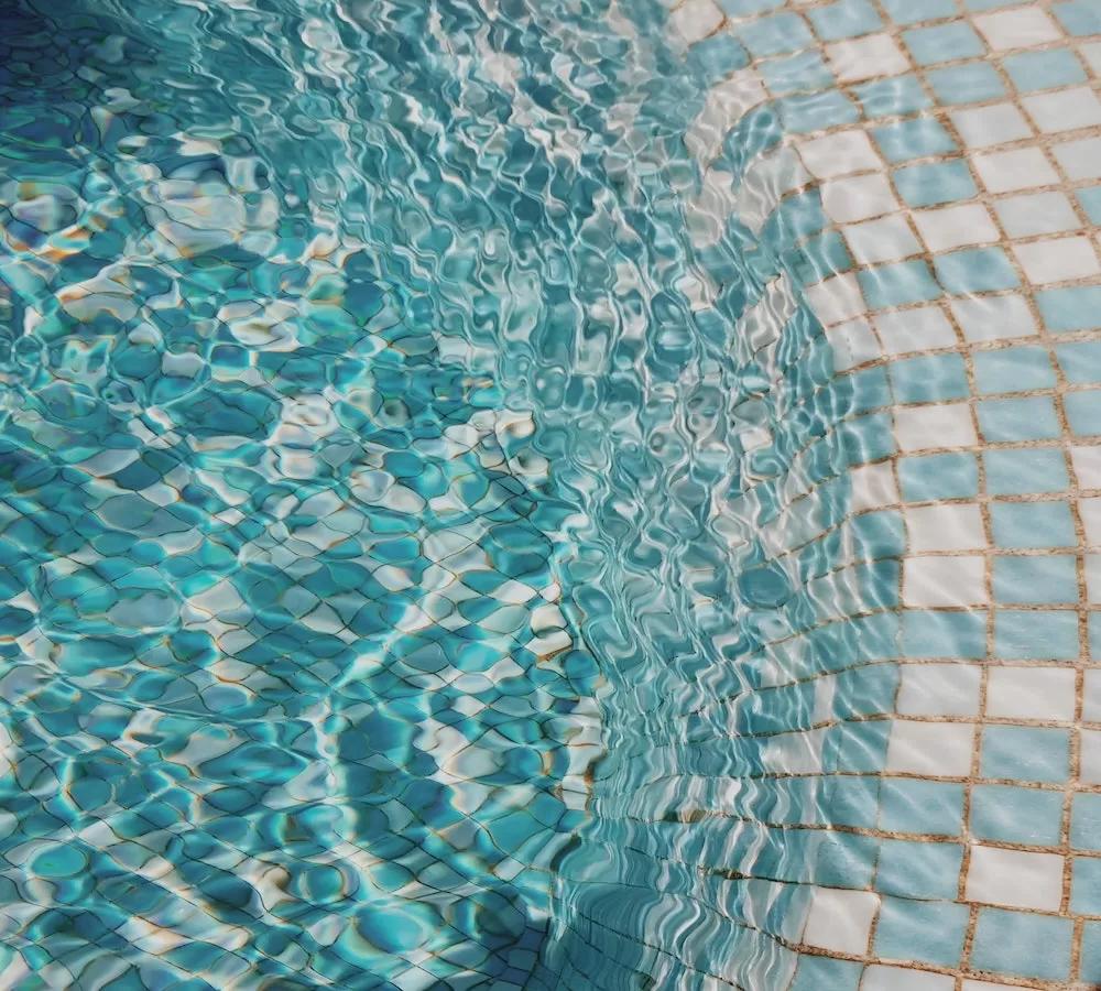 swimming pool in Orlando, Florida heated by solar pool heating panels